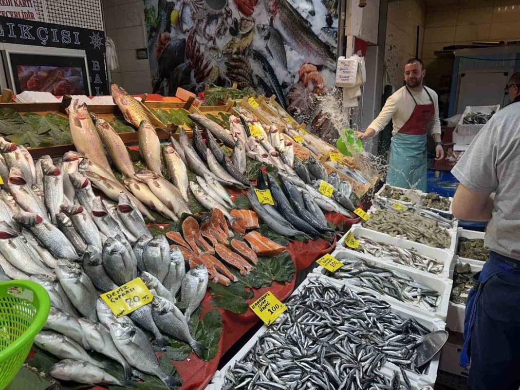 Tezgahların en ucuzu hamsi bile alev alev cep yakıyor! Bir günde yüzde 75 zamlandı, çarşıya giden vatandaş eli boş döndü 25